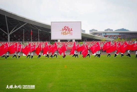 小黑蛛迈尔斯飞起一脚踢到“斑点”的胸口，但腿部就像陷入其中无法自拔